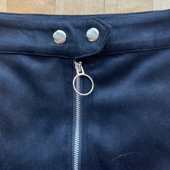 FOREVER 21 ladies M mini skirt black. Suede feel. - Picture 2 of 5